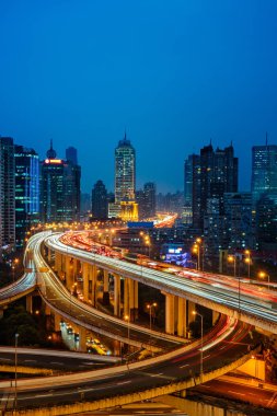 cityscape alacakaranlıkta City ile kentsel trafik