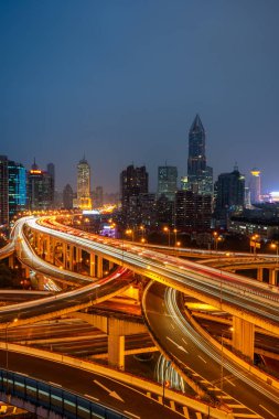 cityscape alacakaranlıkta City ile kentsel trafik