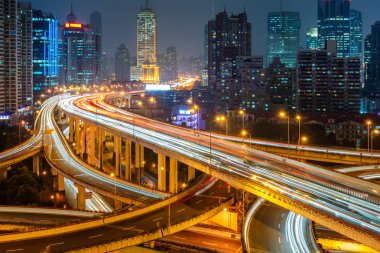 cityscape alacakaranlıkta City ile kentsel trafik