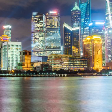 Shanghai yerlerinden Huangpu Nehri gece ile