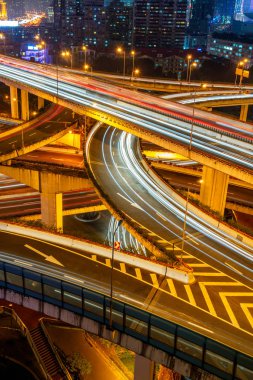 cityscape gece ile kentsel trafik