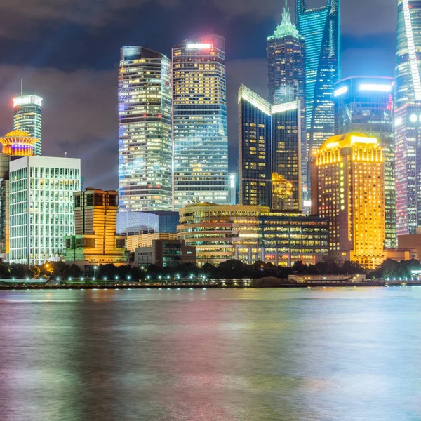 Sevärdheter i Shanghai med Huangpufloden på natten — Stockfoto