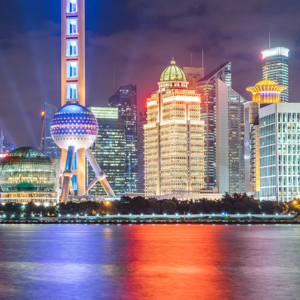 Sevärdheter i Shanghai med Huangpufloden på natten — Stockfoto