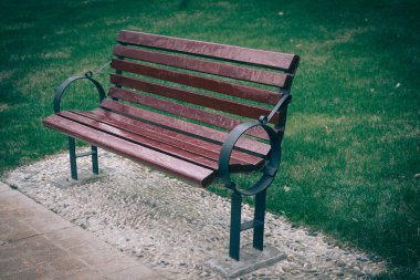 Güneşli bir parkta Bank