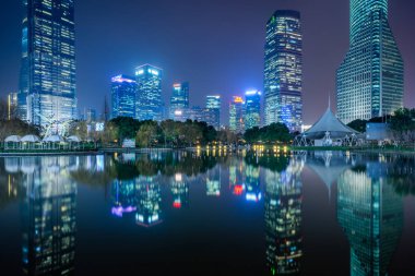 Central Park'ta şehir merkezinden Şanghay gökyüzü karşı