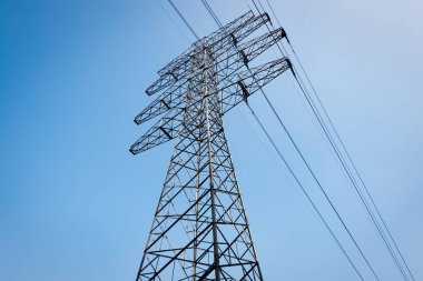 Yüksek gerilim kule üzerinde izole mavi gökyüzü