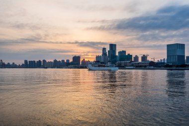 alacakaranlık sahne şehir manzarası bulutlu gökyüzü karşı Irmak 