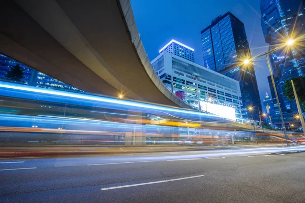 La carretera de tráfico en el centro de Hong Kong — Foto de Stock