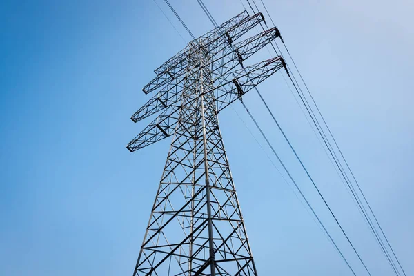 Torre de alto voltaje aislada en el cielo azul — Foto de Stock