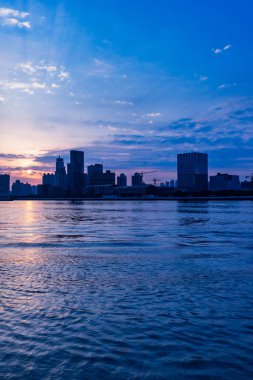 alacakaranlık sahne şehir manzarası bulutlu gökyüzü karşı Irmak 