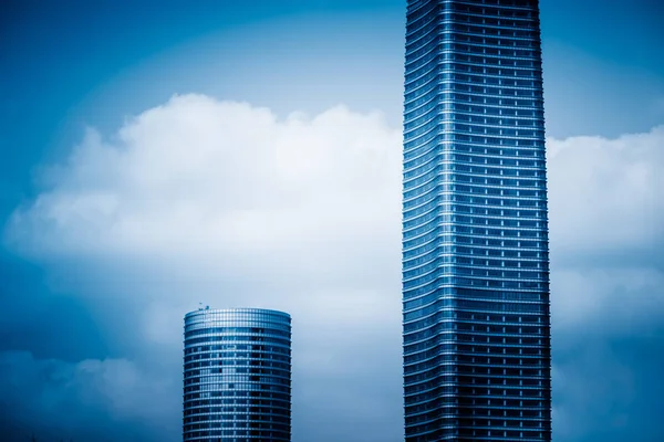 Wolkenkratzer mit Skyline — Stockfoto
