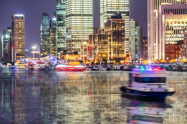 夜の黄浦江と上海のランドマーク — ストック写真