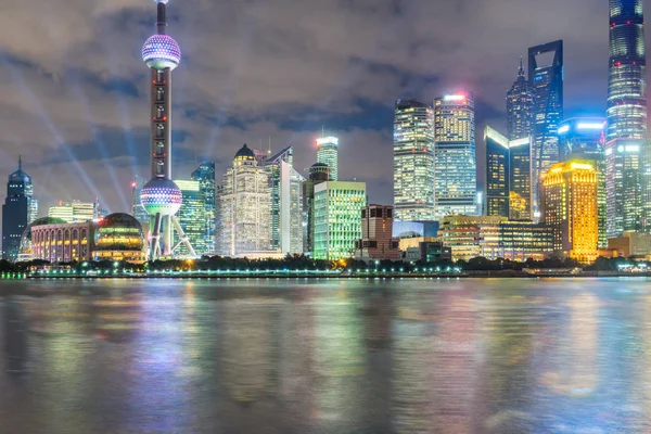 Jellegzetes tájékozódási pontok a Shanghai-Huangpu folyó éjszaka — Stock Fotó