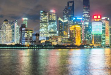 Shanghai yerlerinden Huangpu Nehri gece ile 
