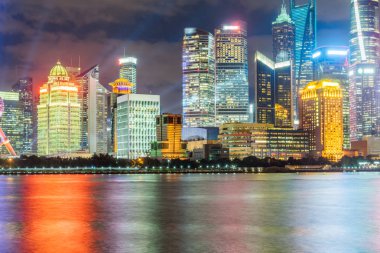 Shanghai yerlerinden Huangpu Nehri gece ile 