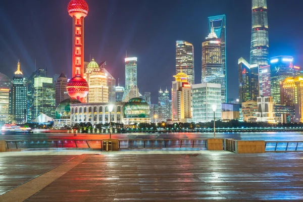 Lugares de interés de Shanghai con el río Huangpu por la noche — Foto de Stock