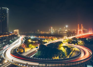 Üstgeçit kentsel trafik gece görünümü