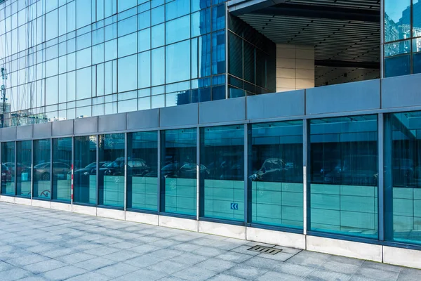 Edificio de vidrio moderno con reflexión — Foto de Stock