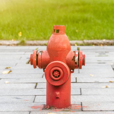 Kırmızı yangın musluğu sokak 