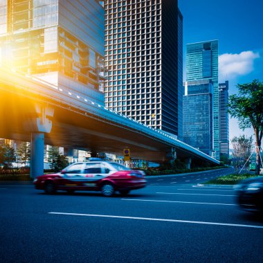 cityscape arka planda ile kentsel sokak görünümü