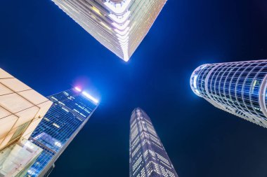 Hong Kong'da bir düşük açılı görünümden gökdelenler