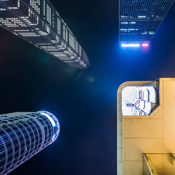 Hong Kong'da bir düşük açılı görünümden gökdelenler — Stok fotoğraf