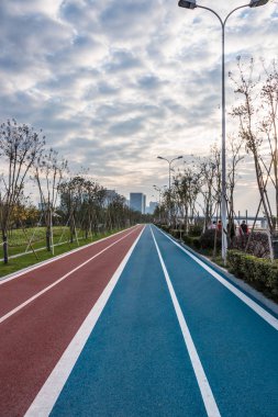 plastik parça bulutlu gökyüzü karşı parkta