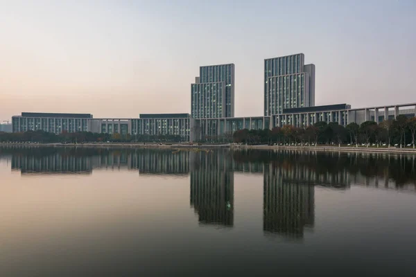 Edificios a orillas del río bajo un cielo dramático —  Fotos de Stock