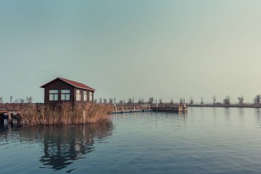 Köşk ve kaldırım Park gökyüzü altında