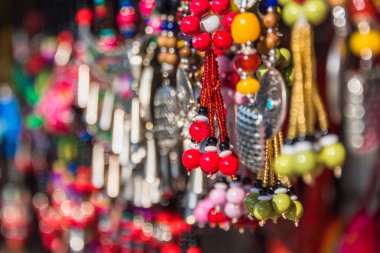 Çin süslemeleri bir turistik mağazada asılı 