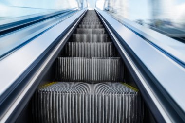 Gökyüzü için önde gelen yürüyen merdiven görünümünü