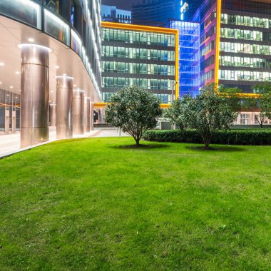 ofis bloğu bina önü yeşil çim