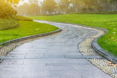 Park güneşli bir kaldırım