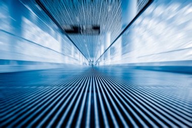 Şangay'daki havaalanında hareketli yürüme yolu