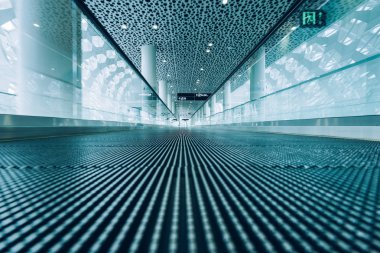 Şangay'daki havaalanında hareketli yürüme yolu