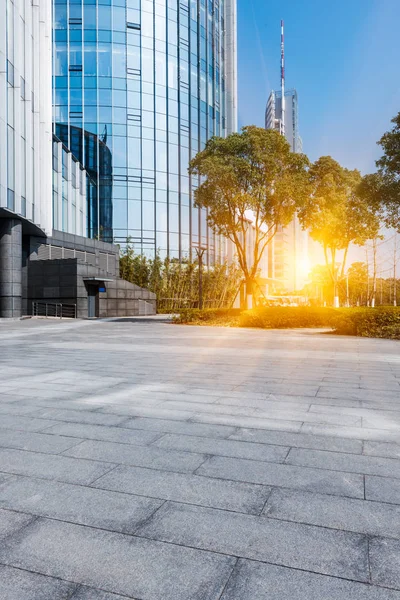 Plaza de la ciudad en el distrito financiero — Foto de Stock