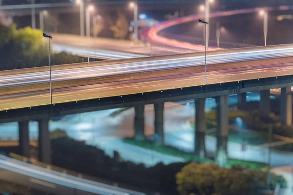 Traffico sul cavalcavia di notte — Foto Stock