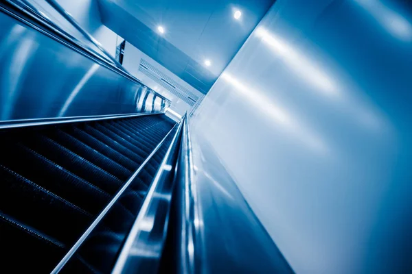 Vista de escaleras mecánicas en una estación de metro —  Fotos de Stock