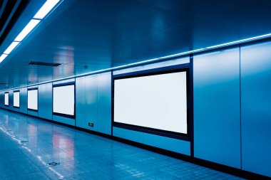Havaalanı ve metro istasyonunun duvarda boş reklam panoları ile modern koridor