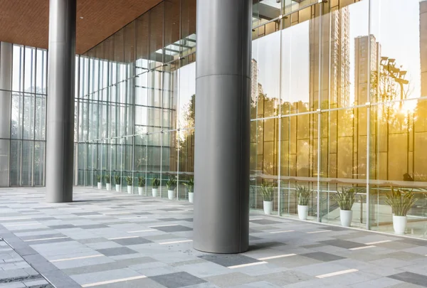 Edificio de vidrio con reflexión — Foto de Stock