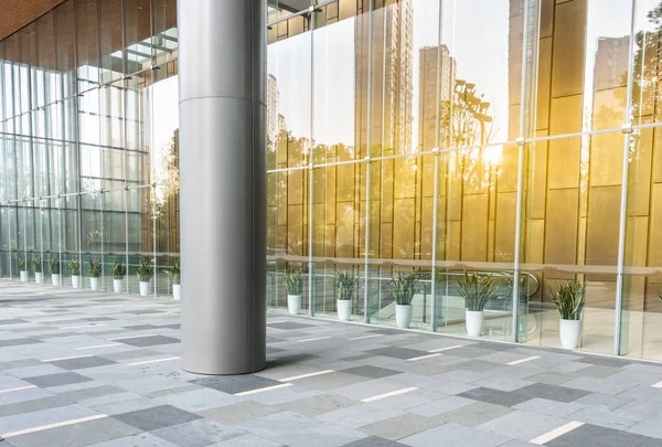 Edificio de vidrio con reflexión — Foto de Stock