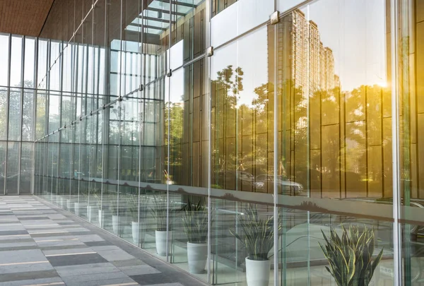 Perspective view of exterior of glass building — Stock Photo, Image