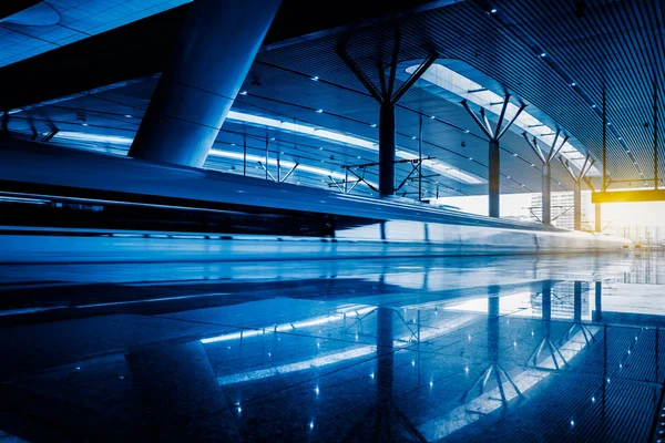 Blurred view of train leaving platform — Stock Photo, Image