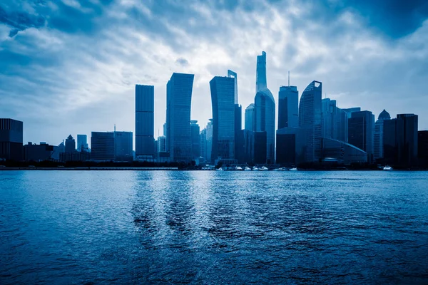 Widokiem na panoramę Szanghaju przed zachmurzonym niebie — Zdjęcie stockowe