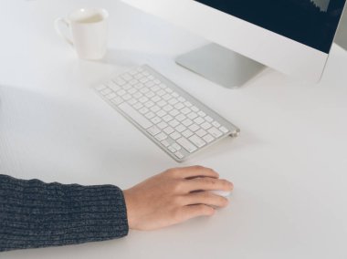 ofis masa başında bilgisayarla işadamı