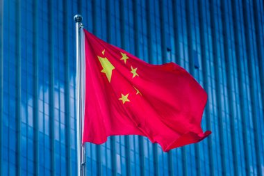 Çin modern gökdelenin uçan açık bayrak