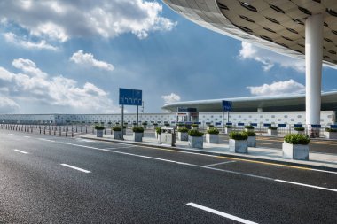 bulutlu gökyüzü karşı havaalanından boş asfalt yol