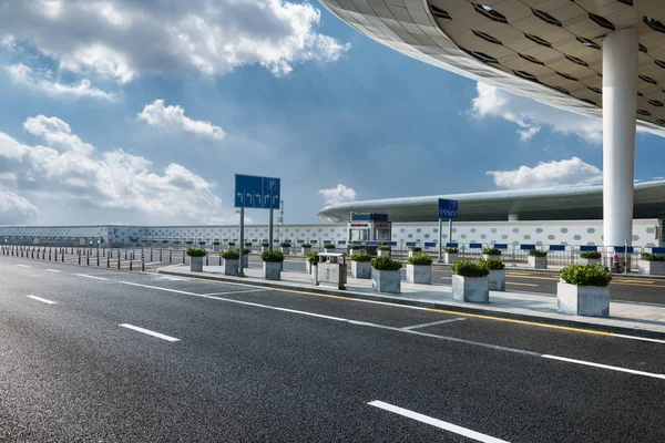 bulutlu gökyüzü karşı havaalanından boş asfalt yol