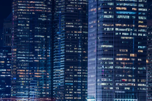 Ночной вид на освещенные современные небоскребы — стоковое фото