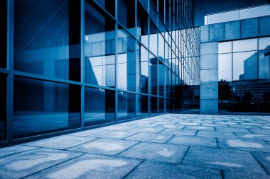 Modern cam binanın dışı.